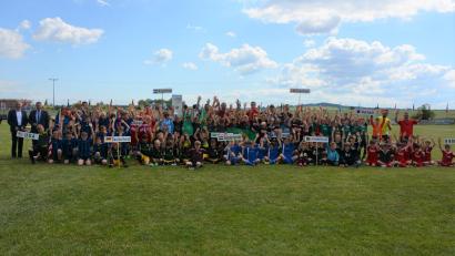 Bild: jr
Der Spaß am Fußball stand bei einer Mini-Weltmeisterschaft beim ATS Mitterteich im Mittelpunkt. Im Bild zeigt die teilnehmenden E-Junioren-Kicker mit Betreuern, Organisatoren und Ehrengästen.