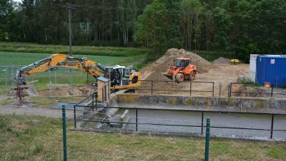 Bild: jr
Kurz nach Pfingsten begannen die Bauarbeiten für das neue Druckpumpenwerk, das hier entstehen soll. Im August soll Richtfest sein, noch heuer ist die Fertigstellung geplant.