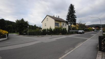 Bild: bey
Die Anton-Wurzer-Straße soll nach dem momentanen Zeitplan ab März/April 2023 ausgebaut werden. Dazu gehört auch die Sanierung der Zufahrt zur Kreisstraße NEW 32 (links).