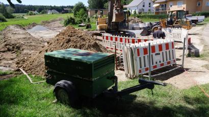 Bild: bkr
Umfangreiche Kanalisationsarbeiten und die Sanierung von Wasserleitungen liegen im der Ortschaft Witzlasreuth an. Die Baumaschinen sind bereits im Einsatz