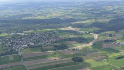 Bild: mür
Die Anschlussstellen für die Ortsumgehung bei Plößberg sind fertiggestellt. Bis Mitte Juli soll die Trasse für den Verkehr freigegeben werden.