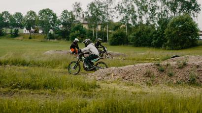 Bild: wro
500 Meter lang ist der Kurs, auf dem Geländebikes mit Elektroantrieb ihre Runden drehen können.
