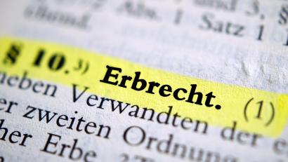 Symbolbild:  kwarner – stock.adobe.com
Wer rechtlich auf der sicheren Seite sein will, sollte ein Testament verfassen.