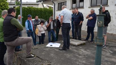 Bild: bnr
Die Renovierung des Dorfbrunnens in Söllitz soll im Rahmender Dorferneuerung umgesetzt werden Architekt Thomas Blank legt dazu dem Gemeinderat die Planung vor..