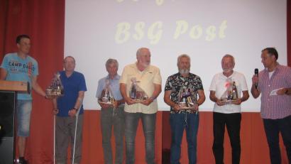 Bild: awb
Bei der Ehrung der Gründungsmitglieder: (von links) Thomas Rösch, Karl-Heinz Girbert, Hermann Pirner, Helmut Ertl, Gotthard Hoffmann, Helmut Fackler und Robert Reichenberger. Es fehlt Ernst Schleicher.