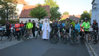 Bild: jr
Am Mittwochmorgen um 6 Uhr verabschiedete Pfarrseelsorger Pater Benedikt Leitmayr (Mitte) die 17 Radpilger, die von Konnersreuth aus in Richtung Altötting aufbrachen. Federführend organisiert wurde die mehrtägige Wallfahrt auch heuer wieder von Edgar Wenisch (Sechster von rechts).