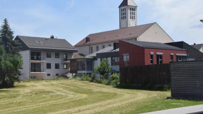 Bild: fz
Das Kinderhaus (rechts) und das Schwesternwohnhaus (links) in Schirmitz werden zusammengeführt und brauchen künftig eine gemeinsame Heizung.