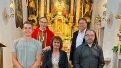 Bild: Wagner/exb
Nach der Verabschiedung (von links): Michael Eckl, Pfarrer Gerhard Wagner, Christa Mutzbauer, PGR-Sprecher Werner Schönberger und Xaver Flierl.