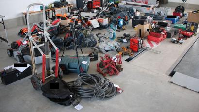 Bild: GPI Waidhaus/exb
Werkzeug, Gartengeräte, Kupferdraht: Dieses Diebesgut im Wert von rund 70.000 Euro haben Schleierfahnder der Grenzpolizei Waidhaus in einem Fiat Ducato entdeckt.