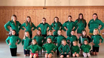 Bild: ubb
Die Kinder aus den beiden Kindertanzgruppen (im Bild mit ihren Trainerinnen) sind schon sehr aufgeregt. Für das Vereinsjubiläum und das Kinderbürgerfest in Weiden haben sie fleißig trainiert.