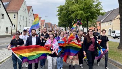 Bild: exb/Dominik Scherl
Ein Demo-Zug lief beim Christopher Street Day durch Neustadt/WN. Vorne links hält Organisator Alexander Irmisch die Regenbogenfahne.