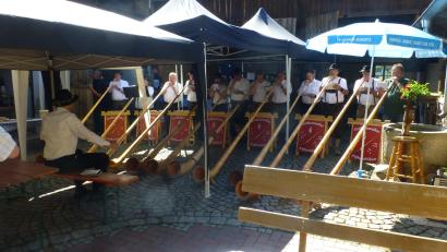Bild: ser
Die Alphornbläsergruppe der Großkonreuther Blaskapelle verlegte ihren Probevormittag am Sonntag auf das Fischerfest. Die Gäste lauschen begeistert den Klängen.