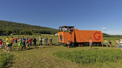 Bild: gri
Begleitet von der großen Tuba (rechts) wird der "trojanische Laster" an seinen Standort gezogen. Er ist Zeichen des Protests gegen die Steinbruch-Pläne auf dem Friedrichsberg.