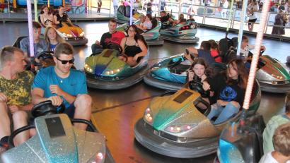 Bild: kro
Das Tirschenreuther Volksfest war zur Eröffnung am Fronleichnamstag gut besucht. Festwirt Daniel Feuerer und die Schausteller waren zufrieden.