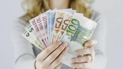 Symbolbild: Monique Wüstenhagen/dpa
Wer die Inflation als verstärkendes Argument für die Gehaltsverhandlung nutzen möchte, sollte möglichst konkret aufzeigen, was teurer geworden ist.