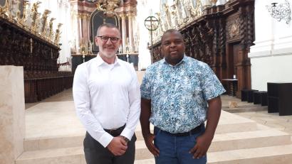 Bild: pz
Am 1. September tritt Gerald Obumneke Nwenyi (Im Bild zusammen mit Stadtpfarrer Dr. Thomas Vogl in der Basilika) seinen Dienst als Pfarrvikar in der Pfarrei Waldsassen an.