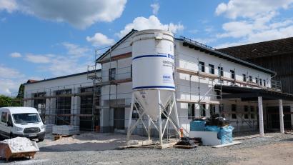 Bild: do
Die Bauverzögerungen für das neue Feuerwehrgerätehaus in Vorbach bleiben im Rahmen. Bürgermeister Alexander Goller rechnet mit einer Fertigstellung im September 2022