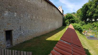 Bild: Tobias Gräf
Rechts der Stadtgraben mit dem Spielplatz (hier findet das Saustechen statt), links der Zwinger: Auf dem Grasstreifen vor der Stadtmauer und gleich hinter dem Stadtturm (gegenüber Drogerie Müller) hat der HC Sulzbach beim Altstadtfest seine neue Bleibe gefunden.