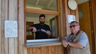 Bild: bey
Ronaldo Alexandru beherrscht das Einschenken von Weißbier schon perfekt. Ab sofort ist er der neue Pächter des Kiosks am Atzmannsee.
