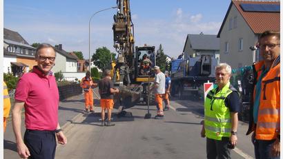 Bild: pz
Voraussichtlich bis spätestens Freitag, 24. Juni kann die Pfaffenreuther Straße für den Verkehr freigegeben werden. Diese Woche ist mit der Asphaltierung der abgefrästen Abschnitte in der Fahrbahn begonnen worden. Vorne (von links) Bürgermeister Bernd Sommer, Petra Wick von der Planungsgruppe Steppan und Tobias Tippmann (Technisches Bauamt Stadt Waldsassen).