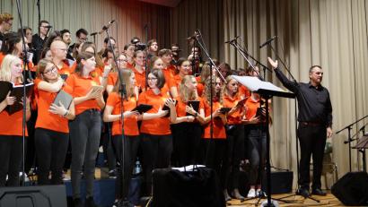 Archivbild: du
Chorleiter Wolfgang Ziegler präsentiert stolz seine Sängertruppe bei einem Konzert der vergangenen Jahre.