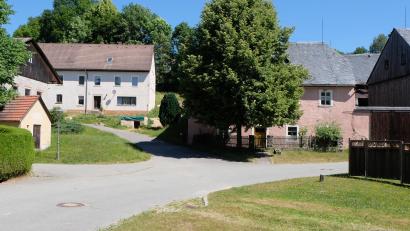 Bild: le
In der Dorfmitte von Gailertsreuth, unmittelbar am mächtigen Lindenbaum, wird in diesem Jahr der " Gottesdienst auf dem Lande " gefeiert.