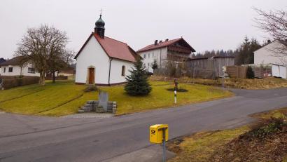 Archivbild: bkr
Den nordwestlichen Teil des Baugebiets Steinäcker in Witzlasreuth markiert eine Kapelle.