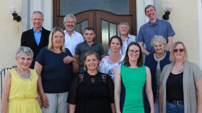 Bild: Willi Ertl
Einen neuen Vorstand wählt die SG Sorghof: (von links): Gisela Pretsch, Zweiter Bürgermeister Thorsten Grädler, Marianne Ringer, stellvertretender Bezirksvorsitzender Arthur Weber, Peter Pretsch, Vorsitzende Jessica Gonzales, Monika Hermann, Harry Platzer, Susanne Suttner, Benno Engelhardt, Gunda Weber und Barbara Stübe.