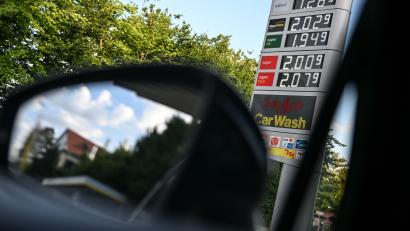 Symbolbild: Felix Kästle/dpa
Der Dieselpreis kratzt schon wieder an der Zwei-Euro-Marke. Viele Kunden an den Tankstellen können darüber nur den Kopf schütteln.