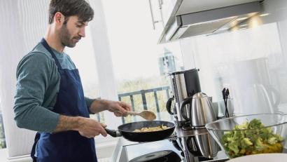 Symbolbild:  Christin Klose/dpa
Gerichte werden auch fertig, wenn man den Herd früher abschaltet und die Restwärme nutzt.