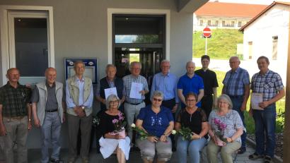 Bild: cro
Der wiedergewählte Vorsitzende Franz Völkl senior (Zweiter von links) freute sich, treue Mitglieder von KAB und Männerverein Flossenbürg ehren zu können.