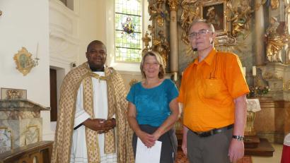 Bild: rn
Für ihre 50. Teilnahme an der Fußwallfahrt nach Gößweinstein ehrten Herbert Körper und Pfarrvikar Gerald Adelinde Wittmann.