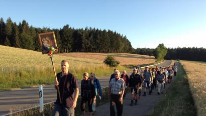 Bild: bk
Die Fußwallfahrer bei Pursruck auf dem Weg nach Amberg: Bernhard Bogner trägt das Gnadenbild, Ludwig König (rechts vorne) und Hubert Eckert (links) sind schon seit 1978 dabei.