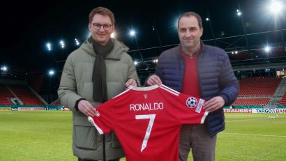 Bildmontage: saj
Christian Birk (links) und Dieter Keil mit dem Ronaldo-Trikot.