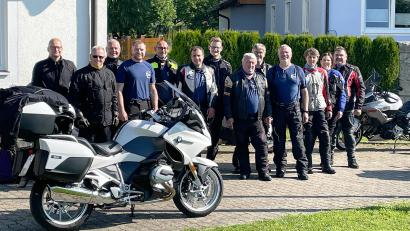 Bild: lst/exb
Die „Motorradfreunde Nervenkitzel“ der Siedlergemeinschaft Floß machten sich am „Siedlerhaisl“ im Ortssteil auf dem Weg zu ihrer diesjährigen Tour, die sie dieses Mal rund um fünf bekannte oberbayerische Seen führte.