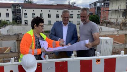 Bild: Peter Habermeier/exb
Nicole Männl und Oberbürgermeister Andreas Feller (von links) informierten sich bei Christian Sinngrün über den Fortschritt der Bauarbeiten.
