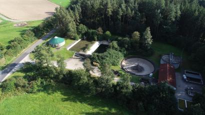Bild: bey
Die Kläranlage des Marktes Parkstein reicht für die Behandlung der Abwasser und des Mischwassers nicht mehr aus. Eine Neubau ist zwingend notwendig, dazu gehört auch der Bau eines Regenrückhaltebeckens und eines Rückhalteteiches oberhalb der Tennisanlage.