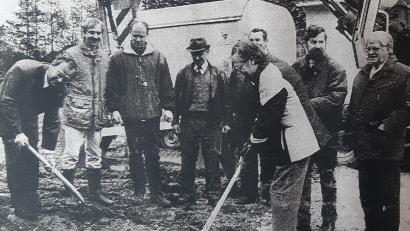 Archivbild: gis
Spatenstich am 22. Oktober 1996 mit Geistlichem Rat Rainer Gebauer (rechts) und dem damaligen Bürgermeister Erwin Nickl (links) mit Vertretern der Kirche und Baufirmen.