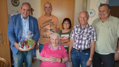 Bild: jr
Hildegard Riedl (sitzend) feierte jetzt Ihren 85. Geburtstag. Dazu gratulierten (von links) Dritter Bürgermeister Josef Schwägerl, Sohn Reinhard mit Ehefrau Brigitte sowie Max Zintl und Ludwig Schmid von der AWO.