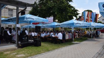 Bild: fla
Viele Gäste finden sich bereits zum Frühschoppen beim Gartenfest der Trachtenkapelle Waldthurn vor dem Rathaus ein.