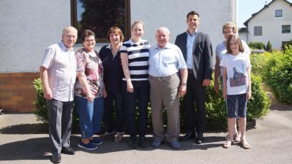 Bild: wel
Lothar Hanauer feierte seinen 90. Geburtstag mit Tochter (Dritte von links), Enkelin (Vierte von links) und Schwiegersohn (links) sowie der weiteren Verwandtschaft. Auch Bürgermeister Rudolf Teplitzky (Dritter von rechts) gratulierte.