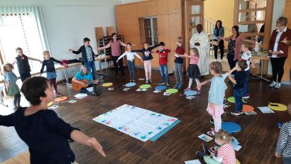 Bild: tja
Premiere: Zum ersten Mal wurde Kleinkindergottesdienst gefeiert.
