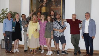 Bild: mfh
Bürgermeister Michael Göth (rechts), Regisseur Michael Ritz (links) und Nina Mutzbauer vom Kulturamt (Zweite von links) begrüßen im Großen Rathaussaal die Schauspieler, die das Stück "Der eingebildete Kranke" zum Besten geben werden.