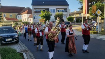 Bild: soj
Die Fichtelgebirgskapelle spielt zum Zapfenstreich.