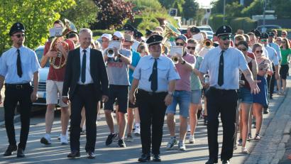 Bild: er
Die Teilnehmer am Sorghofer Zapfenstreich kommen mächtig ins Schwitzen. Für Abhilfe sorgen drei Getränkepausen.