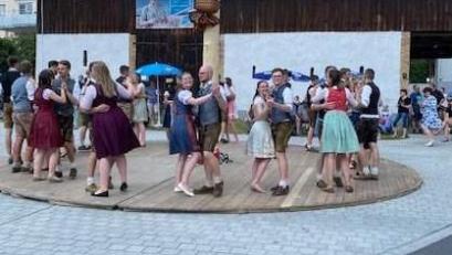 Bild: u
Traditioneller Höhepunkt der Krickelsdorfer Kirwa ist das Baumaustanzen durch die 17 Kirwapaare.