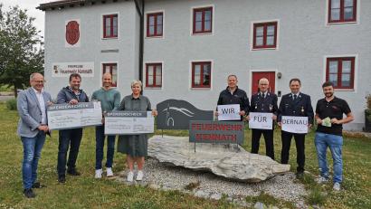 Bild: mde
Bürgermeister Roman Schäffler (links) freut sich mit Feuerwehrvorstand Marco Schäffler (rechts) und Feuerwehrkommandant Peter Denz (Vierter von rechts) über die Spenden des Kaibitzer Kulturvereins, welche Thomas Purucker und Ely Eibisch (2. und 3. von links), von der Waschanlage Burbach, Frau Anna Burbach (4, von links) und der Feuerwehr Atzmannsberg-Köglitz, welche Andreas Schraml und Richard Prieschenk. übergaben.