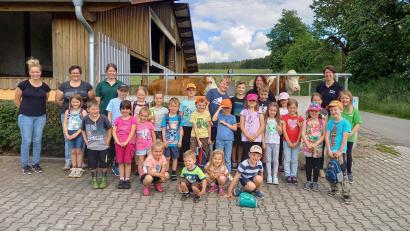 Bild: OGV Teunz/exb
Einen Bauernhof in Teunz besuchten die jungen Gartenfreunde.