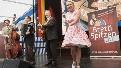 Bild: Hirsch
"Conny und die Sonntagsfahrer" begeisterten bei den "Brettl-Spitzen" im Brucker Festzelt mit alten Schlagern.