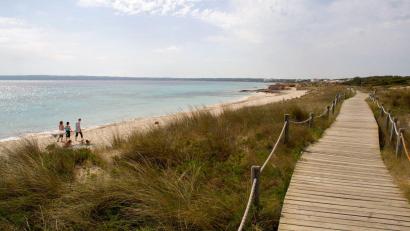 Bild: Stefan Weißenborn/dpa
Rettungsschwimmer haben am Strand von Migjorn einen ertrunkenen Deutschen aus dem Wasser gezogen.